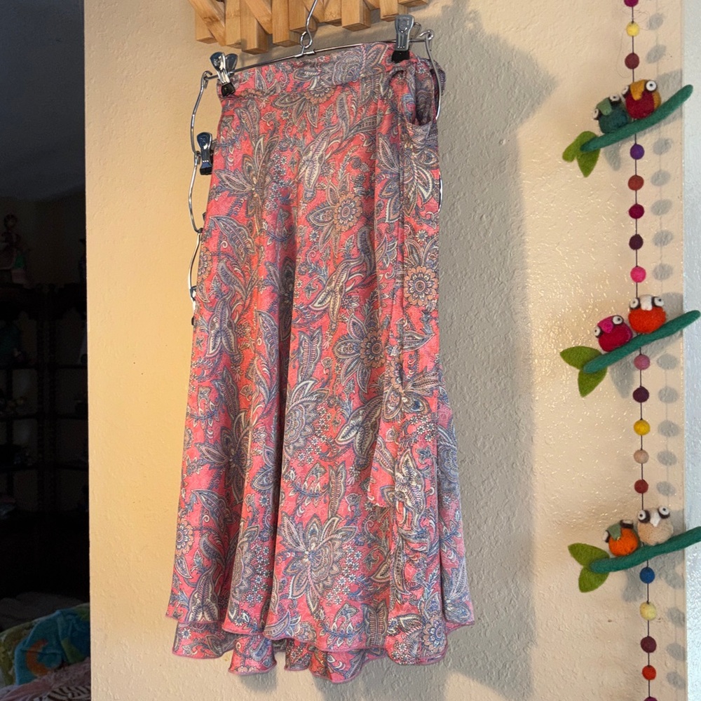 NWOT KARMA HIGHWAY true wrap skirt OSFM. Beautiful slinky material with Paisley’ - Picture 2 of 11